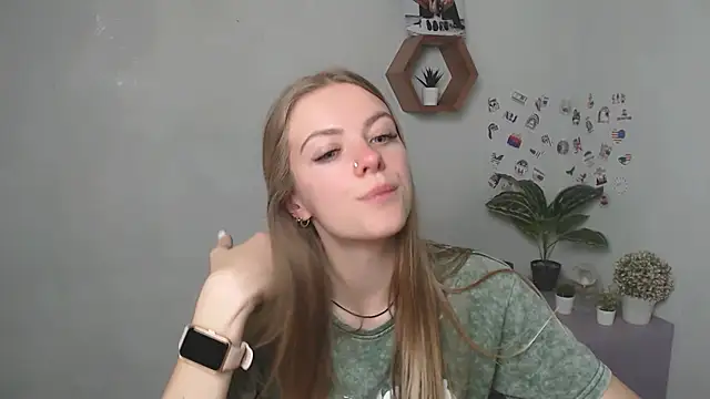 Snapshot of AliceFlirtt_ chatting on 09/29/25, 12:32 AliceFlirtt online show from 09/29/25, 12:32