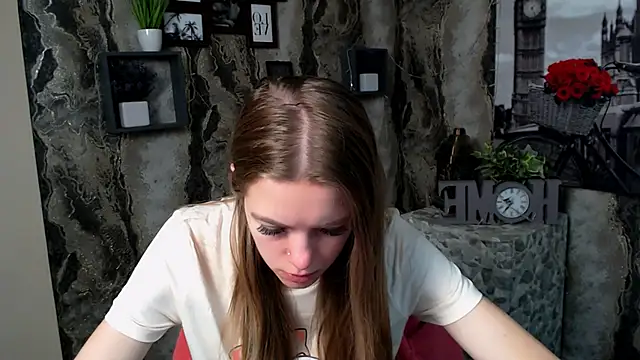 Snapshot of AliceFlirtt_ chatting on 10/15/25, 07:52 AliceFlirtt online show from 10/15/25, 07:52