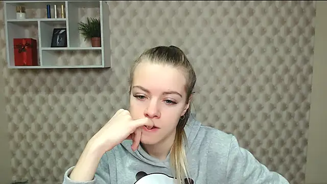 Snapshot of AliceFlirtt_ chatting on 10/16/25, 08:15 AliceFlirtt online show from 10/16/25, 08:15