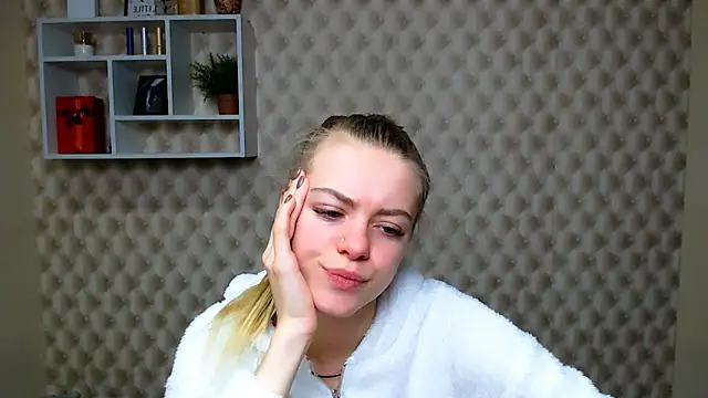 Snapshot of AliceFlirtt_ chatting on 10/22/25, 09:42 AliceFlirtt online show from 10/22/25, 09:42