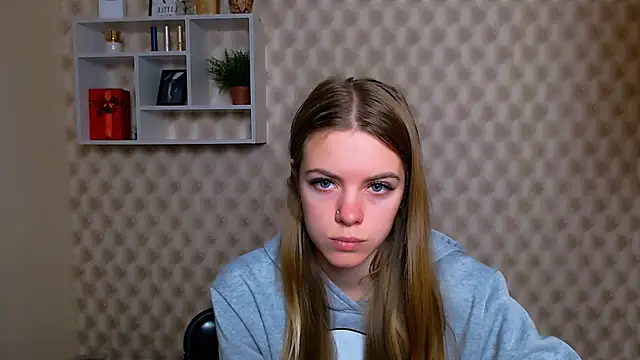 Snapshot of AliceFlirtt_ chatting on 10/28/25, 08:29 AliceFlirtt online show from 10/28/25, 08:29