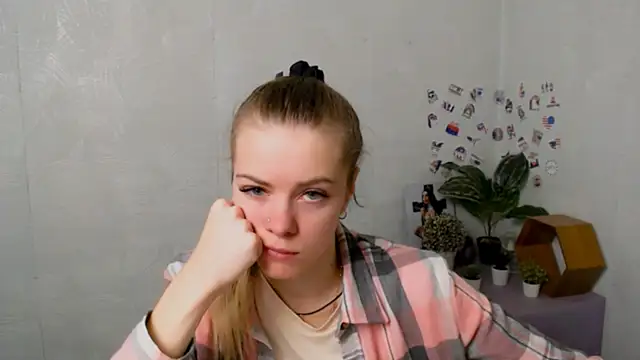 Snapshot of AliceFlirtt_ chatting on 11/25/25, 08:14 AliceFlirtt online show from 11/25/25, 08:14