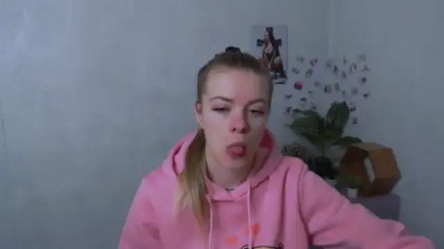 Snapshot of AliceFlirtt_ chatting on 12/01/25, 08:30 AliceFlirtt online show from 12/01/25, 08:30