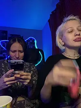 Snapshot of Dooubletroublee chatting on 12/16/25, 01:21 Dooubletroublee online show from 12/16/25, 01:21