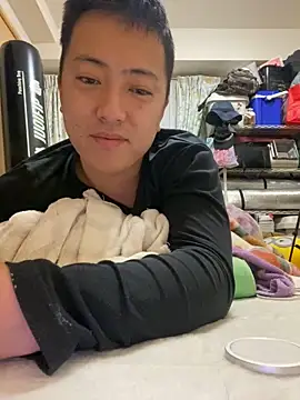 Snapshot of emon2122 chatting on 03/18/25, 06:15 emon2122 online show from 03/18/25, 06:15