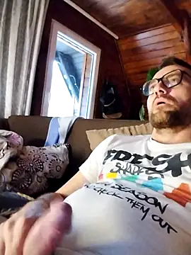 Snapshot of tomee83 chatting on 12/16/25, 01:27 tomee83 online show from 12/16/25, 01:27