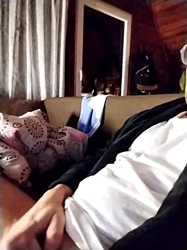 Snapshot of tomee83 chatting on 12/17/25, 05:24 tomee83 online show from 12/17/25, 05:24