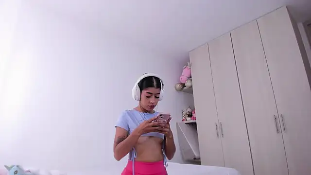 Snapshot of analia_collins chatting on 09/19/25, 02:07 analia collins online show from 09/19/25, 02:07