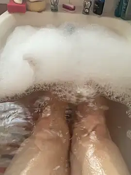 Snapshot of Russell1508 chatting on 10/20/25, 04:07 Russell1508 online show from 10/20/25, 04:07