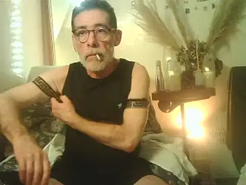 Snapshot of DaddyQuimHot chatting on 12/25/24, 02:35 DaddyQuimHot online show from 12/25/24, 02:35