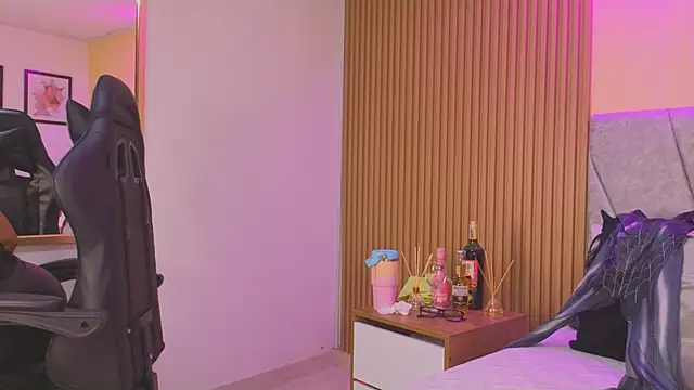 Dakota diaz  online show from 10/28/25, 08:11