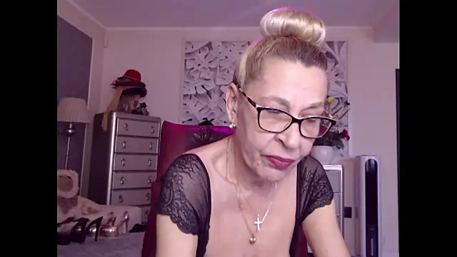 Snapshot of HornyMilf_555 chatting on 10/13/25, 10:59 HornyMilf 555 online show from 10/13/25, 10:59