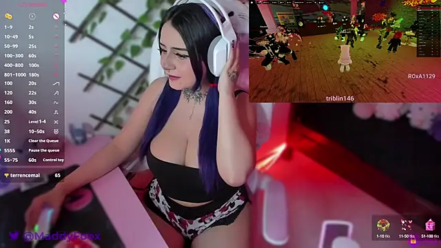 Snapshot of MaddyFooxx chatting on 01/14/25, 12:54 MaddyFooxx online show from 01/14/25, 12:54