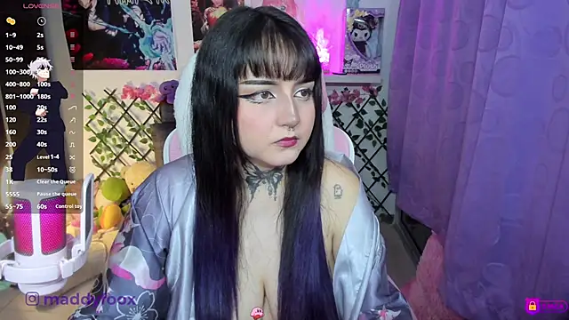 Snapshot of MaddyFooxx chatting on 04/18/26, 11:49 MaddyFooxx online show from 04/18/26, 11:49