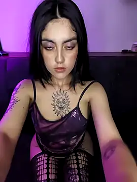 Snapshot of Mazikeen-- chatting on 12/18/25, 11:33 Mazikeen-- online show from 12/18/25, 11:33