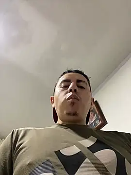 Snapshot of DanielGomez9 chatting on 02/19/25, 03:50 DanielGomez9 online show from 02/19/25, 03:50