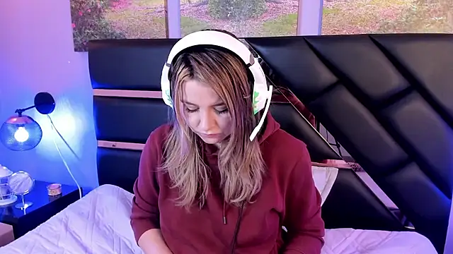 Snapshot of Annie_mone chatting on 12/10/24, 09:00 Annie mone online show from 12/10/24, 09:00