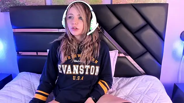 Snapshot of Annie_mone chatting on 12/17/24, 08:21 Annie mone online show from 12/17/24, 08:21