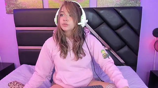 Snapshot of Annie_mone chatting on 03/20/25, 08:40 Annie mone online show from 03/20/25, 08:40