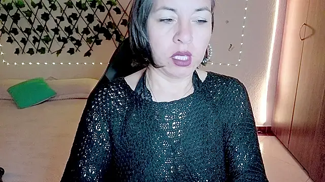 Lady breaks hearts online show from 12/18/25, 11:05