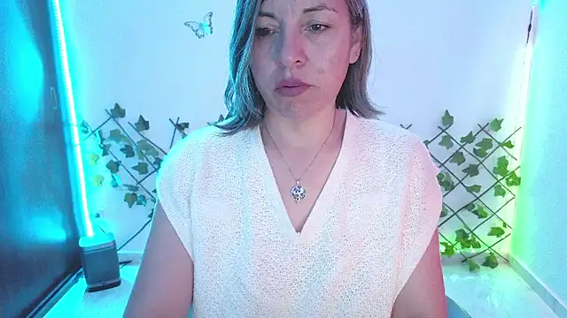 Lady breaks hearts online show from 02/13/26, 01:18