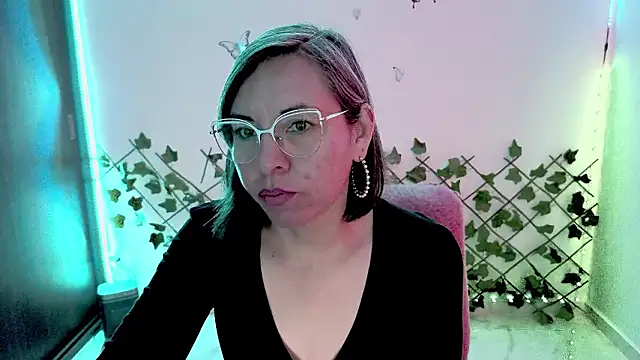 Lady breaks hearts online show from 02/16/26, 01:07