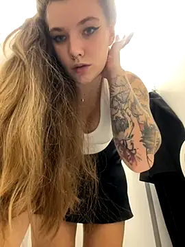 Snapshot of Holy_Tereza chatting on 10/12/25, 03:33 Holy Tereza online show from 10/12/25, 03:33