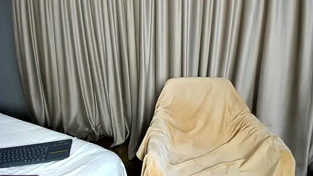 Snapshot of Project-Raven chatting on 11/30/25, 04:44 Project-Raven online show from 11/30/25, 04:44