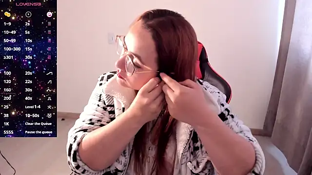 Snapshot of maryluna95 chatting on 10/16/25, 09:05 maryluna95 online show from 10/16/25, 09:05