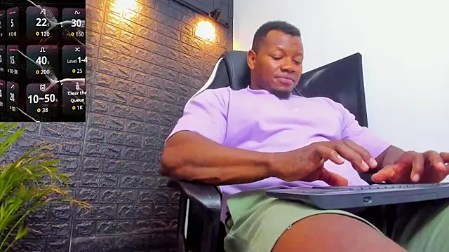 Snapshot of tommike chatting on 11/08/25, 11:58 tommike online show from 11/08/25, 11:58