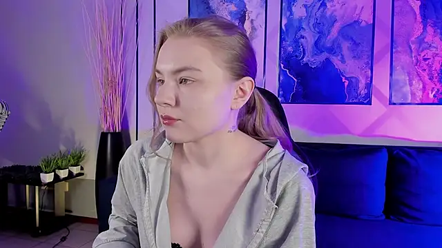 Snapshot of ValerieViolette chatting on 12/04/24, 01:03 ValerieViolette online show from 12/04/24, 01:03