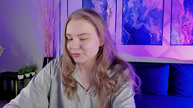 Snapshot of ValerieViolette chatting on 12/04/24, 04:10 ValerieViolette online show from 12/04/24, 04:10