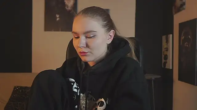 Snapshot of ValerieViolette chatting on 12/15/24, 08:25 ValerieViolette online show from 12/15/24, 08:25