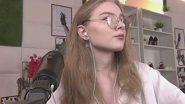 Snapshot of ValerieViolette chatting on 02/21/25, 07:12 ValerieViolette online show from 02/21/25, 07:12