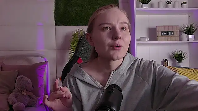 Snapshot of ValerieViolette chatting on 03/02/25, 01:05 ValerieViolette online show from 03/02/25, 01:05