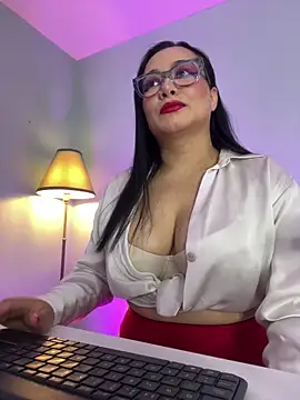 Snapshot of sharon_leone26 chatting on 12/21/25, 04:19 sharon leone26 online show from 12/21/25, 04:19