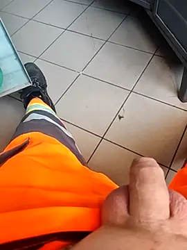 Snapshot of Szeltolo001 chatting on 10/31/25, 01:23 Szeltolo001 online show from 10/31/25, 01:23