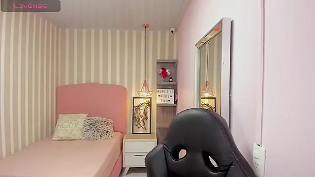 delilaquinn online show from 12/01/25, 07:19