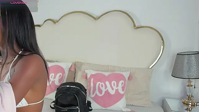 Snapshot of CahitlinBell chatting on 10/24/25, 05:48 CahitlinBell online show from 10/24/25, 05:48