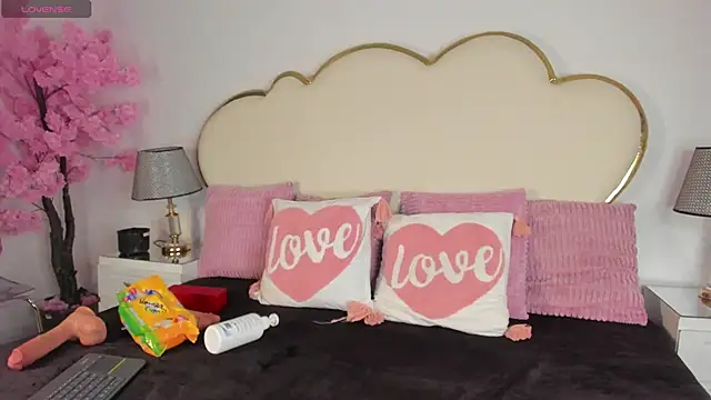 Snapshot of CahitlinBell chatting on 11/25/25, 05:40 CahitlinBell online show from 11/25/25, 05:40