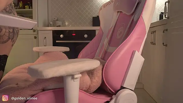 Snapshot of Golden_Aline chatting on 01/03/25, 11:01 Golden Aline online show from 01/03/25, 11:01