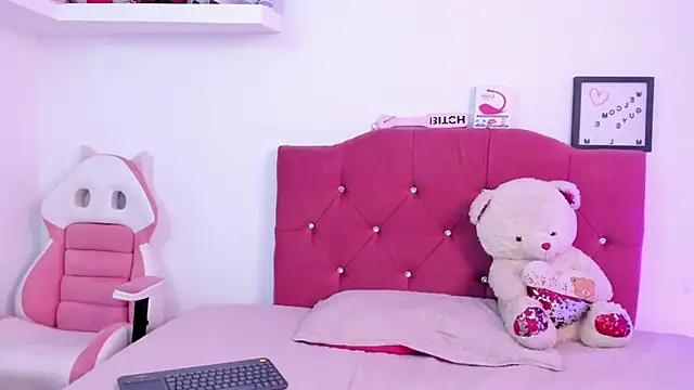 Snapshot of LucianaTomson chatting on 01/24/25, 12:20 LucianaTomson online show from 01/24/25, 12:20