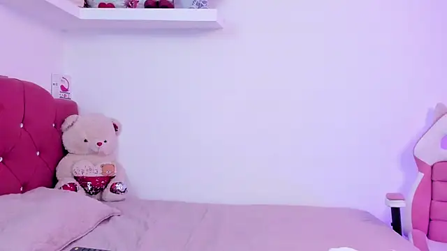 Snapshot of LucianaTomson chatting on 02/15/25, 11:14 LucianaTomson online show from 02/15/25, 11:14