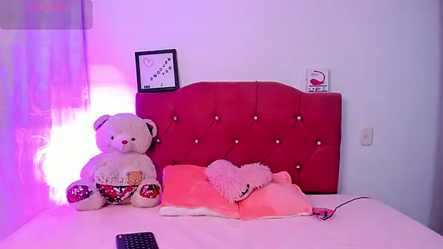 Snapshot of LucianaTomson chatting on 10/08/25, 11:02 LucianaTomson online show from 10/08/25, 11:02