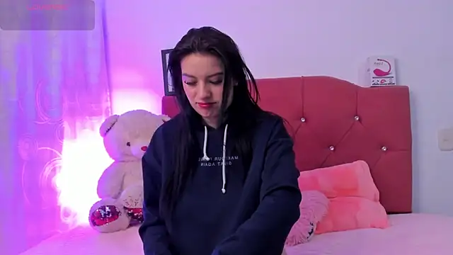 Snapshot of LucianaTomson chatting on 10/11/25, 09:35 LucianaTomson online show from 10/11/25, 09:35