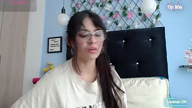 Snapshot of evatits_1 chatting on 02/20/25, 12:25 evatits 1 online show from 02/20/25, 12:25