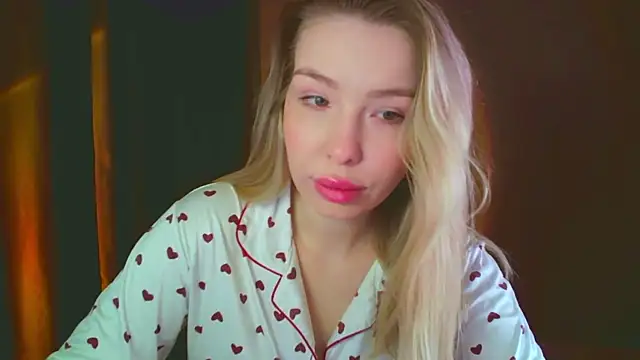 mia raspberrie online show from 12/18/24, 03:15