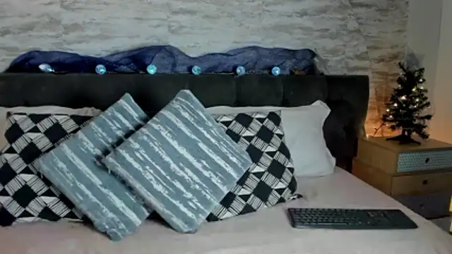 Snapshot of Anneth__M chatting on 12/18/25, 07:53 Anneth M online show from 12/18/25, 07:53