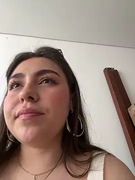 Snapshot of SofiMeza chatting on 12/13/24, 04:38 SofiMeza online show from 12/13/24, 04:38