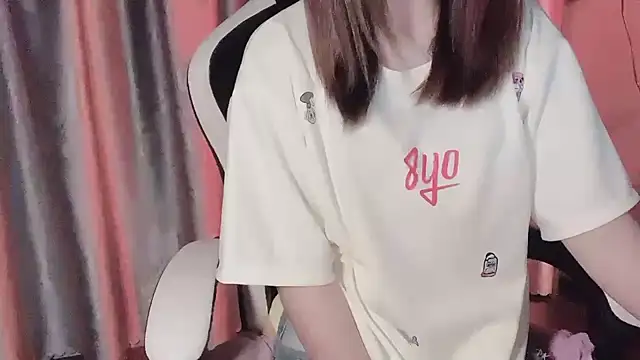 Snapshot of _Ely_ chatting on 03/18/25, 06:37 Ely online show from 03/18/25, 06:37